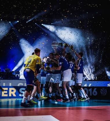 Berlin, Deutschland, 16.10.2016: Volleyball Supercup 2016 - Berlin Recycling Volleys - VfB Friedrichshafen. Siegerehrung Jubel mit Pokal Friedrichshafen
