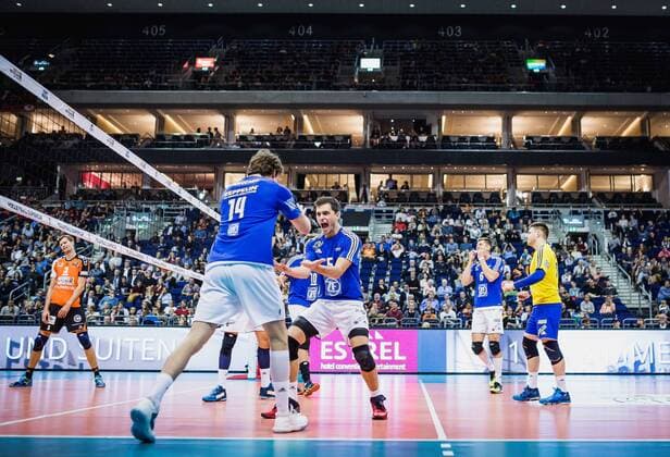 Berlin, Deutschland, 16.10.2016: Volleyball Supercup 2016 - Berlin Recycling Volleys - VfB Friedrichshafen. Tomas Rousseaux (Friedrichshafen 14), David Sossenheimer (Friedrichshafen 5)