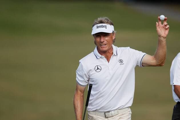 October 16, 2016: Bernhard Langer waves to the crowd after a birdie on the 16th on day three of the SAS Championship at Prestonwood Country Club in Cary, NC. ( Cal Media) PGA Golf Herren Tour Champions: SAS Championship Day 3 OCT 16 - ZUMAc04_
