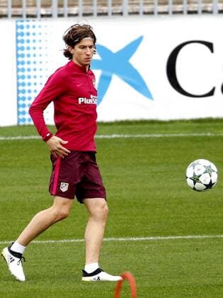 Fußball, Atletico Madrid Training Atletico Madrid s Brazilian defender Filipe Luis participates in his team s training session at Cerro del Espino complex in Majadahonda, near Madrid, central Spain, 17 October 2016. Atletico Madrid will face Rostov in Russia in a Champions League match on 19 October. ATLETICO MADRID TRAINING SESSION !ACHTUNG: NUR REDAKTIONELLE NUTZUNG!  20161017-636123028219757599
