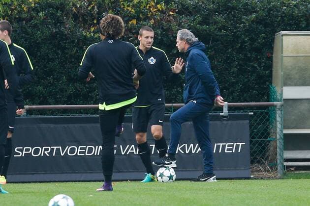 Club s Timmy Simons and Club s head coach Michel Preud homme pictured during a training session of Belgian first division soccer team Club Brugge KV in Brugge, Monday 17 October 2016. Brugge is preparing for the third game in the UEFA Champions League competition against Portugese club Porto tomorrow. BRUNOxFAHY  x04958925x