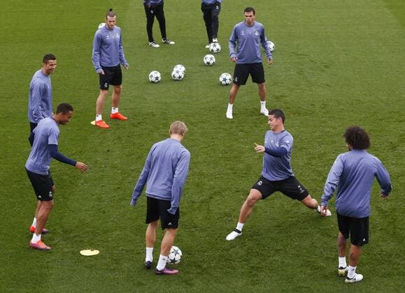 Fußball, CL, Real Madrid Training Real Madrid s players participate in their team s training session at Valdebebas complex in Madrid, central Spain, 17 October 2016. Real Madrid will face Legia Warsaw at Santiago Bernabeu stadium in Madrid in a Champions League match on 18 October. Real Madrid training session !ACHTUNG: NUR REDAKTIONELLE NUTZUNG!  20161017-636123043896765636