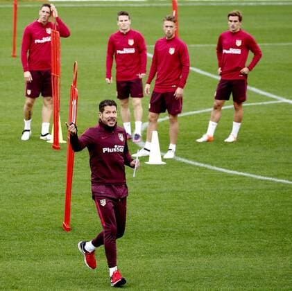 Fußball, CL, Atletico Madrid Training Atletico Madrid s Argentinian head coach Diego Simeone (bottom) leads his team s training session at Cerro del Espino complex in Majadahonda, near Madrid, central Spain, 17 October 2016. Atletico Madrid will face Rostov in Russia in a Champions League match on 19 October. ATLETICO MADRID TRAINING SESSION !ACHTUNG: NUR REDAKTIONELLE NUTZUNG!  20161017-636123054967356242