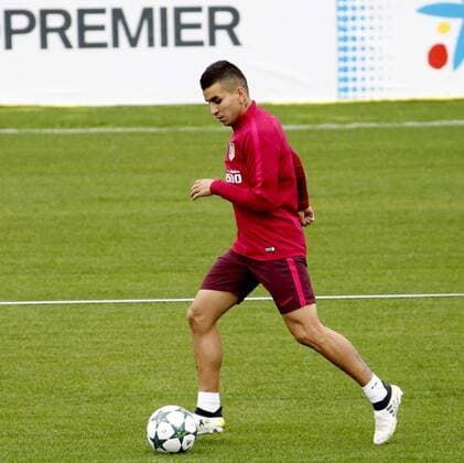 Fußball, CL, Atletico Madrid Training Atletico Madrid s Argentinian striker Angel Correa participates in his team s training session at Cerro del Espino complex in Majadahonda, near Madrid, central Spain, 17 October 2016. Atletico Madrid will face Rostov in Russia in a Champions League match on 19 October. ATLETICO MADRID TRAINING SESSION !ACHTUNG: NUR REDAKTIONELLE NUTZUNG!  20161017-636123056188508586