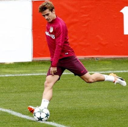 Fußball, CL, Atletico Madrid Training Atletico Madrid s French striker Antoine Griezmann participates in his team s training session at Cerro del Espino complex in Majadahonda, near Madrid, central Spain, 17 October 2016. Atletico Madrid will face Rostov in Russia in a Champions League match on 19 October. ATLETICO MADRID TRAINING SESSION !ACHTUNG: NUR REDAKTIONELLE NUTZUNG!  20161017-636123057422920760