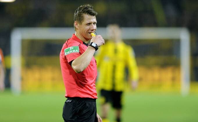 Fussball, Bundesliga, Deutschland, Herren, Saison 2016 2017, 7. Spieltag, Signal Iduna Park Dortmund: Bor. Dortmund, BVB (gelb) - Hertha BSC Berlin (blau) 1:1; Schiedsrichter Patrick Ittrich . Aktion, Einzelbild.