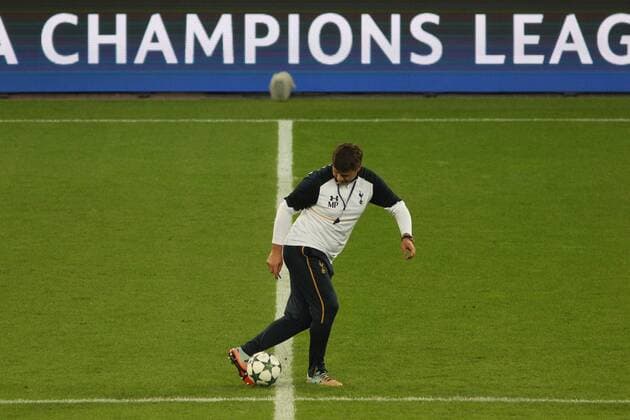 Mauricio Pochettino (Trainer, Tottenham Hotspur) spielt mit dem Ball im Stadion vor dem Training, Pressekonferenz Tottenham Hotspur, Fussball, UEFA Champions League, 17.10.2016, Leverkusen Copyright: xDeutzmannx xEibner-Pressefotox EP_cdn