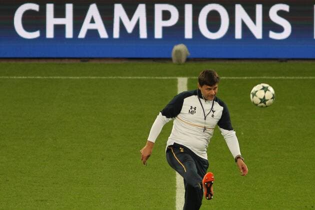 Bilder des Tages - SPORT Mauricio Pochettino (Trainer, Tottenham Hotspur) spielt mit dem Ball im Stadion vor dem Training, Pressekonferenz Tottenham Hotspur, Fussball, UEFA Champions League, 17.10.2016, Leverkusen Copyright: xDeutzmannx xEibner-Pressefotox EP_cdn