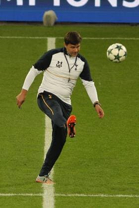 Mauricio Pochettino (Trainer, Tottenham Hotspur) spielt mit dem Ball im Stadion vor dem Training, Pressekonferenz Tottenham Hotspur, Fussball, UEFA Champions League, 17.10.2016, Leverkusen Copyright: xDeutzmannx xEibner-Pressefotox EP_cdn