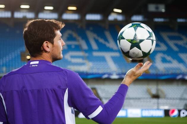 Bilder des Tages - SPORT Porto s goalkeeper Iker Casillas pictured during a training session of Portugese first division soccer team FC Porto in Brugge, Monday 17 October 2016. Club Brugge and FC Porto are preparing for the third game in the UEFA Champions League competition tomorrow. BRUNOxFAHY  x04959288x