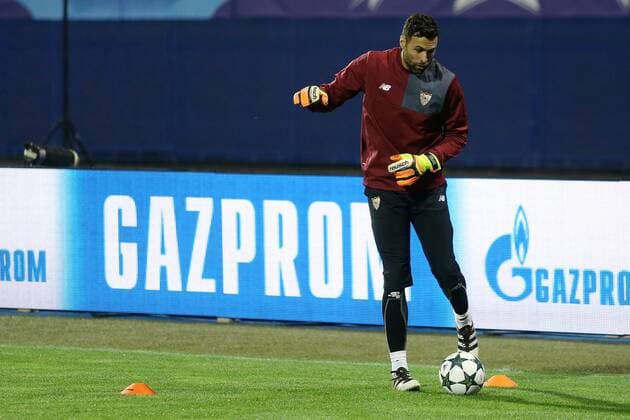 FC Sevilla training - Zagreb, Croatia 17.10.2016., Zagreb, Croatia - FC Sevilla on training before Champions League football match with GNK Dinamo. Salvatore Sirigu.  DaliborxUrukalovic PIXSELL