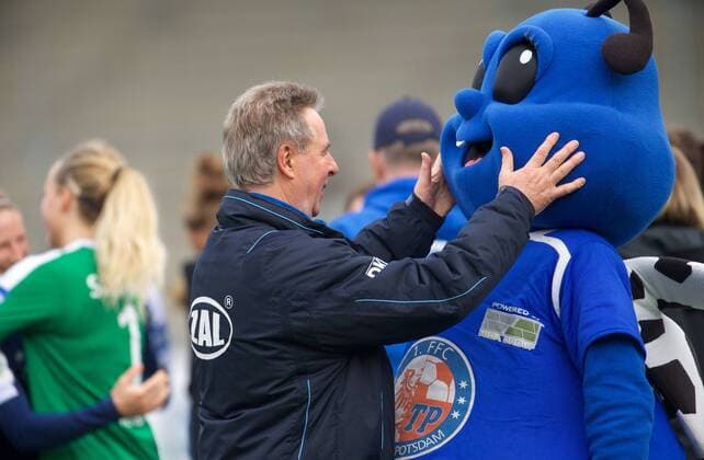 Fussball Frauen 1.Bundesliga 15.10.2016 Potsdam Karl Liebknecht Stadion 1 FFC Turbine Potsdam geg SGS Essen 2 : 0 Rolf KUTZMUTZ Praesident Turbine Potsdam mit Maskottchen TURBIENCHEN