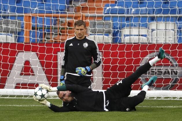 Fußball, CL, Legia Warschau Training Legia Warsaw s goalkeepers Arkadiusz Malarz (front) and Radoslaw Cierzniak (back) during the training held at Santiago Bernabeu stadium in Madrid, Spain on 17 October 2016. Real Madrid will face Legia Warsaw at Santiago Bernabeu stadium in Madrid in a Champions League match on 18 October. Legia Warsaw s training !ACHTUNG: NUR REDAKTIONELLE NUTZUNG!  20161017-636123316923762858