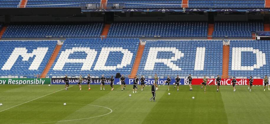 Fußball, CL, Legia Warschau Training Legia Warsaw s players during the training held at Santiago Bernabeu stadium in Madrid, Spain on 17 October 2016. Real Madrid will face Legia Warsaw at Santiago Bernabeu stadium in Madrid in a Champions League match on 18 October. Legia Warsaw s training !ACHTUNG: NUR REDAKTIONELLE NUTZUNG!  20161017-636123319626991082