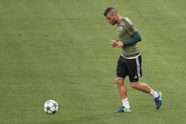 Fußball, CL, Legia Warschau Training Legia Warsaw s Hungarian striker Nemanja Nikolic during the training held at Santiago Bernabeu stadium in Madrid, Spain on 17 October 2016. Real Madrid will face Legia Warsaw at Santiago Bernabeu stadium in Madrid in a Champions League match on 18 October. Legia Warsaw s training !ACHTUNG: NUR REDAKTIONELLE NUTZUNG!  20161017-636123320322162730