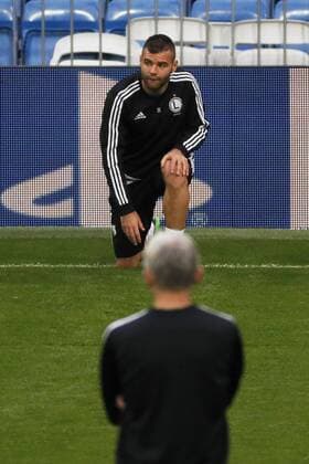 Fußball, CL, Legia Warschau Training Legia Warsaw s Hungarian striker Nemanja Nikolic (back) during the training held at Santiago Bernabeu stadium in Madrid, Spain on 17 October 2016. Real Madrid will face Legia Warsaw at Santiago Bernabeu stadium in Madrid in a Champions League match on 18 October. Legia Warsaw s training !ACHTUNG: NUR REDAKTIONELLE NUTZUNG!  20161017-636123320345719938