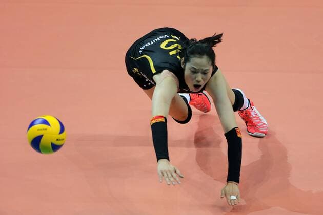 (161018) -- PASAY CITY, Oct. 18, 2016 -- China s Zhu Ting of VakifBank Istanbul saves the ball in a match against Hisamitsu Springs Kobe during the 2016 FIVB Women s Club World Championship WM Weltmeisterschaft in Pasay City, the Philippines, Oct. 18, 2016. VakifBank Istanbul won 3-1. ) (SP)PHILIPPINES-PASAY CITY-FIVB WOMEN S CLUB WORLD CHAMPIONSHIP RouellexUmali 