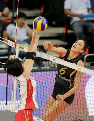 (161018) -- PASAY CITY, Oct. 18, 2016 -- Turkey s Akman Kubra (R) of VakifBank Istanbul competes against Japan s Yuki Ishii of Hisamitsu Springs Kobe during the 2016 FIVB Women s Club World Championship WM Weltmeisterschaft in Pasay City, the Philippines, Oct. 18, 2016. VakifBank Istanbul won 3-1. ) (SP)PHILIPPINES-PASAY CITY-FIVB WOMEN S CLUB WORLD CHAMPIONSHIP RouellexUmali 