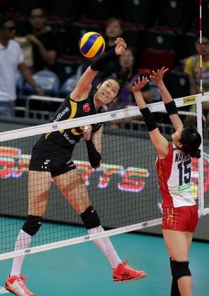 (161018) -- PASAY CITY, Oct. 18, 2016 -- China s Zhu Ting (L) of VakifBank Istanbul competes against Japan s Ayano Nakaoji of Hisamitsu Springs Kobe during the 2016 FIVB Women s Club World Championship WM Weltmeisterschaft in Pasay City, the Philippines, Oct. 18, 2016. VakifBank Istanbul won 3-1. ) (SP)PHILIPPINES-PASAY CITY-FIVB WOMEN S CLUB WORLD CHAMPIONSHIP RouellexUmali 