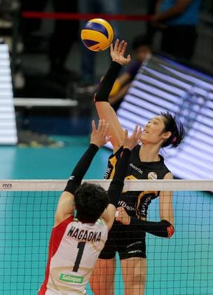 (161018) -- PASAY CITY, Oct. 18, 2016 -- China s Zhu Ting (Top) of VakifBank Istanbul competes against Japan s Miyu Nagaoka of Hisamitsu Springs Kobe during the 2016 FIVB Women s Club World Championship WM Weltmeisterschaft in Pasay City, the Philippines, Oct. 18, 2016. VakifBank Istanbul won 3-1. ) (SP)PHILIPPINES-PASAY CITY-FIVB WOMEN S CLUB WORLD CHAMPIONSHIP RouellexUmali 