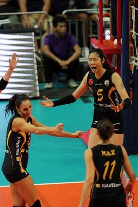 (161018) -- PASAY CITY, Oct. 18, 2016 -- China s Zhu Ting (Rear) celebrates with her VakifBank Istanbul teammates after scoring in a match against Hisamitsu Springs Kobe during the 2016 FIVB Women s Club World Championship WM Weltmeisterschaft in Pasay City, the Philippines, Oct. 18, 2016. VakifBank Istanbul won 3-1. ) (SP)PHILIPPINES-PASAY CITY-FIVB WOMEN S CLUB WORLD CHAMPIONSHIP RouellexUmali 