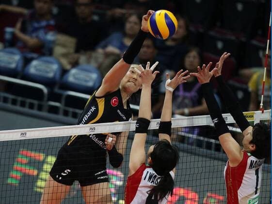 (161018) -- PASAY CITY, Oct. 18, 2016 -- China s Zhu Ting (L) of VakifBank Istanbul competes against Japan s Nana Iwasaka (C) and Miyu Nagaoka of Hisamitsu Springs Kobe during the 2016 FIVB Women s Club World Championship WM Weltmeisterschaft in Pasay City, the Philippines, Oct. 18, 2016. VakifBank Istanbul won 3-1. ) (SP)PHILIPPINES-PASAY CITY-FIVB WOMEN S CLUB WORLD CHAMPIONSHIP RouellexUmali 