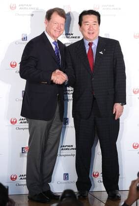 October 18, 2016, Tokyo, Japan - US golf legend Tom Watson shakes hands with Japan Airlines president Yoshiharu Ueki as they announced a PGA Golf Herren TOUR tournament will be held in Japan next year at a press conference PK Pressekonferenz in Tokyo on Tuesday, October 18, 2016. The Japan Airlines championship, the first ever PGA TOUR sanctioned event to be played in JApan will be held at the Narita Golf Club, suburban Tokyo in September 2017. Noxthirdxpartyxsales  (lwxa005467)