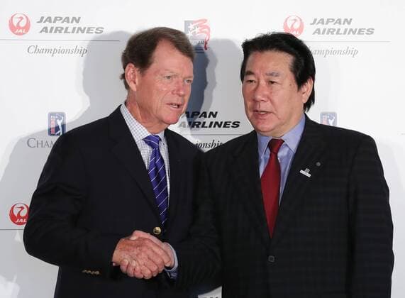 October 18, 2016, Tokyo, Japan - US golf legend Tom Watson (L) shakes hands with Japan Airlines president Yoshiharu Ueki as they announced a PGA Golf Herren TOUR tournament will be held in Japan next year at a press conference PK Pressekonferenz in Tokyo on Tuesday, October 18, 2016. The Japan Airlines championship, the first ever PGA TOUR sanctioned event to be played in JApan will be held at the Narita Golf Club, suburban Tokyo in September 2017. Noxthirdxpartyxsales  (lwxa005468)