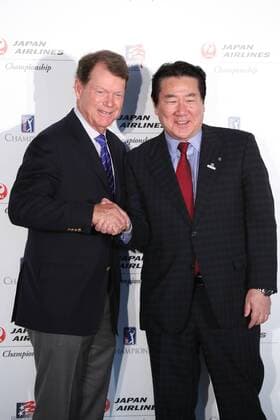 October 18, 2016, Tokyo, Japan - US golf legend Tom Watson (L) shakes hands with Japan Airlines president Yoshiharu Ueki as they announced a PGA Golf Herren TOUR tournament will be held in Japan next year at a press conference PK Pressekonferenz in Tokyo on Tuesday, October 18, 2016. The Japan Airlines championship, the first ever PGA TOUR sanctioned event to be played in JApan will be held at the Narita Golf Club, suburban Tokyo in September 2017. Noxthirdxpartyxsales  (lwxa005469)