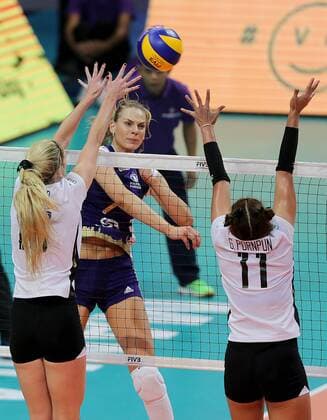 (161018) -- PASAY CITY, Oct. 18, 2016 -- Ukraine s Olesia Rykhliuk of Volero Zurich (C) competes against the United States Ashley Frazier (L) and Thailand s Pornpun Guedpard of Bangkok Glass during the FIVB Women s Club World Championship WM Weltmeisterschaft 2016 in Pasay City, the Philippines, Oct. 18, 2016. Volero Zurich won 3-0. ) (SP)PHILIPPINES-PASAY CITY-FIVB WOMEN S CLUB WORLD CHAMPIONSHIP RouellexUmali 
