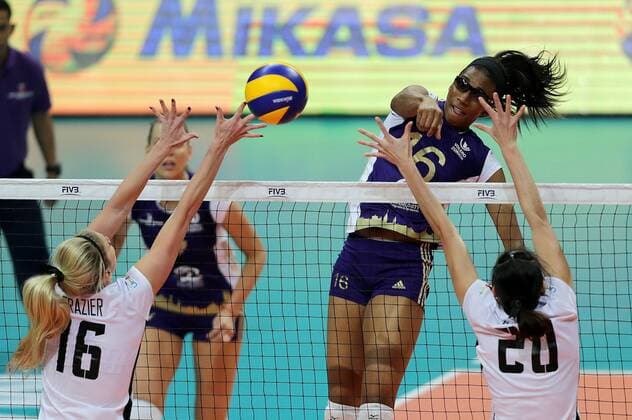 (161018) -- PASAY CITY, Oct. 18, 2016 -- The United States Foluke Akinradewo of Volero Zurich (2nd R) competes against the United States Ashley Frazier (L, front) and Vietnam s Nguyen Thi Ngoc Hoa (R, front) of Bangkok Glass during the FIVB Women s Club World Championship WM Weltmeisterschaft 2016 in Pasay City, the Philippines, Oct. 18, 2016. Volero Zurich won 3-0. ) (SP)PHILIPPINES-PASAY CITY-FIVB WOMEN S CLUB WORLD CHAMPIONSHIP RouellexUmali 