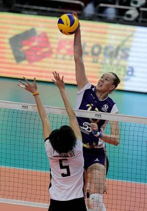 (161018) -- PASAY CITY, Oct. 18, 2016 -- Russia s Ekaterina Orlova of Volero Zurich (Top) competes against Pleumjit Thinkaow of Bangkok Glass during the FIVB Women s Club World Championship WM Weltmeisterschaft 2016 in Pasay City, the Philippines, Oct. 18, 2016. Volero Zurich won 3-0. ) (SP)PHILIPPINES-PASAY CITY-FIVB WOMEN S CLUB WORLD CHAMPIONSHIP RouellexUmali 