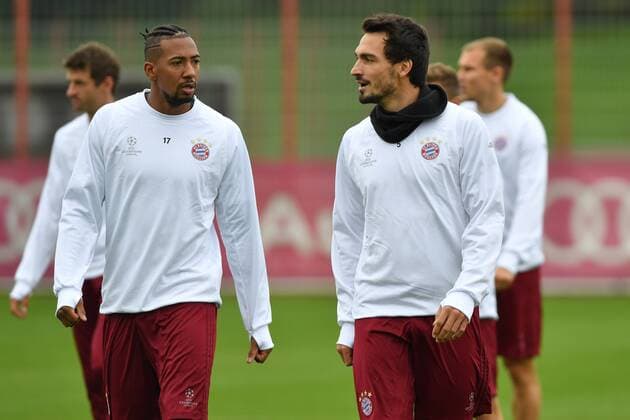Bilder des Tages - SPORT v.li:Jerome BOATENG (Bayern Muenchen) mit Mats HUMMELS (Bayern Muenchen), Abschlusstraining FC Bayern Muenchen vor dem Champions League Spiel gegen PSV Eindhoven. Trainingsgelaende an der Saebener Strasse, Fussball,am 18.10.2016..