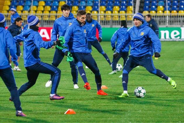 ROSTOV-ON-DON, RUSSIA - OCTOBER 18, 2016: FC Rostov defender Miha Mevlja (C) and midfielder Khoren Bayramyan (C background) training for their upcoming 2016 17 Season UEFA Champions League Group D Round 3 football match against FC Atletico Madrid. Valery Matytsin TASS  TS034D46