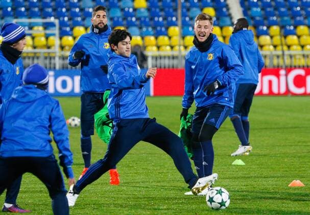 ROSTOV-ON-DON, RUSSIA - OCTOBER 18, 2016: FC Rostov midfielders Khoren Bayramyan (C) and Maxim Grigoryev (2nd R) training for their upcoming 2016 17 Season UEFA Champions League Group D Round 3 football match against FC Atletico Madrid. Valery Matytsin TASS  TS034D47