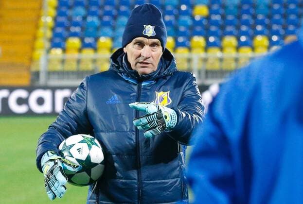 ROSTOV-ON-DON, RUSSIA - OCTOBER 18, 2016: FC Rostov coach Vitaly Kafanov instructs players during a training for their upcoming 2016 17 Season UEFA Champions League Group D Round 3 football match against FC Atletico Madrid. Valery Matytsin TASS  TS034D48