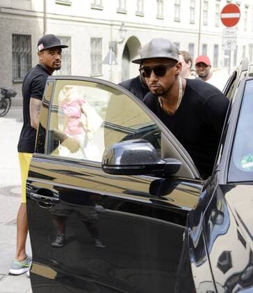 Jerome Boateng (re) und sein Halbbruder Kevin Prince Boateng verlassen die Praxis von Dr. Müller Wohlfahrt in der Innenstadt von München nach der MRT Untersuchung. Jerome Boateng (re) und sein Halbbruder Kevin Prince Boateng verlassen die Praxis von Dr. Müller Wohlfahrt in der Innenstadt von München nach der MRT Untersuchung.