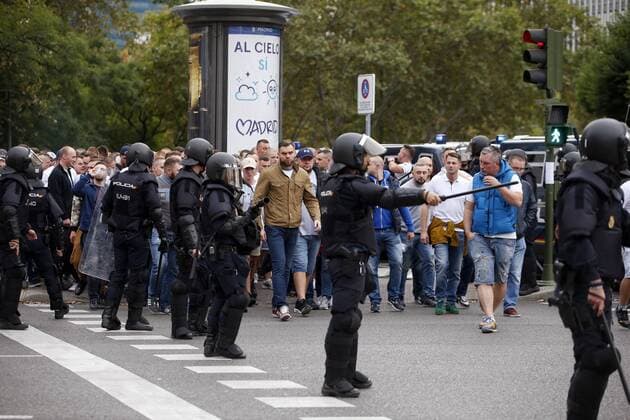 Spanish National policemen escort supporters of Legia Warsaw as they arrive to the Santiago Bernabeu stadium prior to the UEFA Champions League group stage soccer match between Legia Warsaw and Real Madrid at the Santiago Bernabeu stadium in Madrid, Spain, 18 October 2016. Ambient before Real Madrid vs. Legia Warsaw !ACHTUNG: NUR REDAKTIONELLE NUTZUNG!  GRA400 20161018-636124142420423001