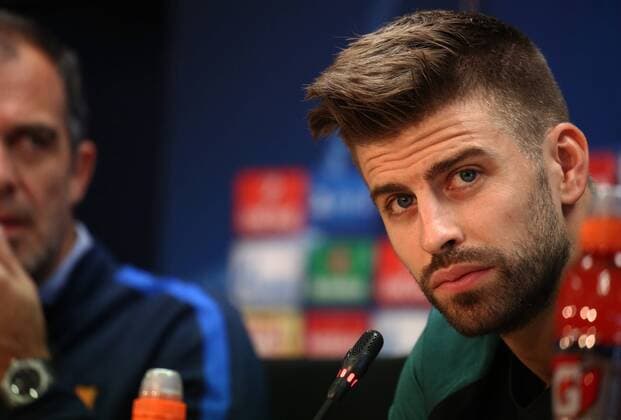 Bilder des Tages - SPORT October 18, 2016 - Barcelona, Spain - Gerard Pique during the press conference PK Pressekonferenz after the FC Barcelona Barca training, in Barcelona, on October 18, 2016. FC Barcelona Training Session and Press Conference  - ZUMAn230 20161018_zaa_n230_057