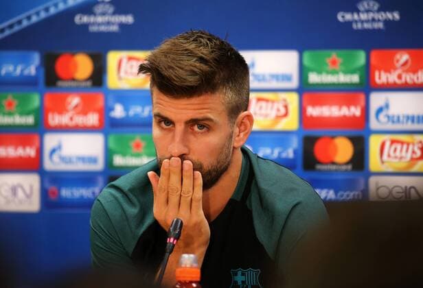 October 18, 2016 - Barcelona, Spain - Gerard Pique during the press conference PK Pressekonferenz after the FC Barcelona Barca training, in Barcelona, on October 18, 2016. FC Barcelona Training Session and Press Conference  - ZUMAn230 20161018_zaa_n230_054