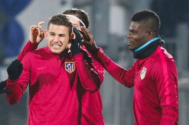 Bilder des Tages - SPORT ROSTOV-ON-DON, RUSSIA - OCTOBER 18, 2016: FC Atletico Madrid s defender Lucas Hernandez and midfielder Thomas Partey (L-R front) training for the upcoming 2016 17 Season UEFA Champions League Group D Round 3 football match against FC Rostov. Valery Matytsin TASS  TS034D7A
