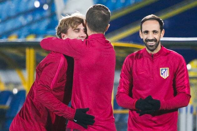 ROSTOV-ON-DON, RUSSIA - OCTOBER 18, 2016: FC Atletico Madrid s forward Antoine Griezmann (L) and defender Juanfran (R) training for the upcoming 2016 17 Season UEFA Champions League Group D Round 3 football match against FC Rostov. Valery Matytsin TASS  TS034D7B