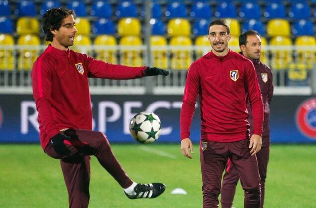ROSTOV-ON-DON, RUSSIA - OCTOBER 18, 2016: FC Atletico Madrid s midfielder Tiago (L) and defender Sime Vrsaljko training for the upcoming 2016 17 Season UEFA Champions League Group D Round 3 football match against FC Rostov. Valery Matytsin TASS  TS034D80