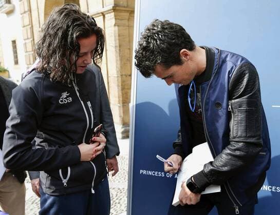 Galician triathlete Javier Gomez Noya, Olympic runner-up in London 2012 and five-time world champion, signs an autograph as he arrives in Oviedo to receive the Princess of Asturias Award in Sports 2016 next Friday, in Asturias, Spain, 18 October 2016. EFE Jose Luis Cerejido GOMEZ NOYA ARRIVES IN OVIEDO TO RECEIVE THE PARINCESS OF ASTURIAS AWARD IN SPORTS !ACHTUNG: NUR REDAKTIONELLE NUTZUNG!  OVI001 20161018-636124169824647900