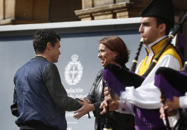 Galician triathlete Javier Gomez Noya, Olympic runner-up in London 2012 and five-time world champion, greets director of Princess of Asturias Award Teresa Sanjurjo (C) after arriving in Oviedo, where he will receive the award in sports next Friday, in Asturias, Spain, 18 October 2016. EFE Jose Luis Cerejido GOMEZ NOYA ARRIVES IN OVIEDO TO RECEIVE THE PARINCESS OF ASTURIAS AWARD IN SPORTS !ACHTUNG: NUR REDAKTIONELLE NUTZUNG!  OVI001 20161018-636124170503551196