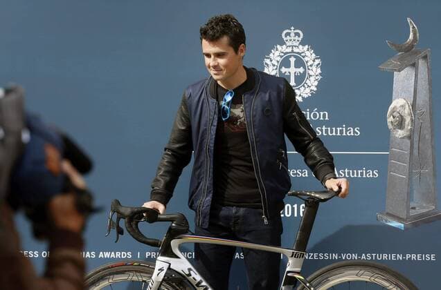 Galician triathlete Javier Gomez Noya, Olympic runner-up in London 2012 and five-time world champion, poses with his bike after arriving in Oviedo, where he will receive the Princess of Asturias Award 2016 in Sports next Friday, in Asturias, Spain, 18 October 2016. EFE Jose Luis Cerejido GOMEZ NOYA ARRIVES IN OVIEDO TO RECEIVE THE PARINCESS OF ASTURIAS AWARD IN SPORTS !ACHTUNG: NUR REDAKTIONELLE NUTZUNG!  OVI001 20161018-636124170515719040