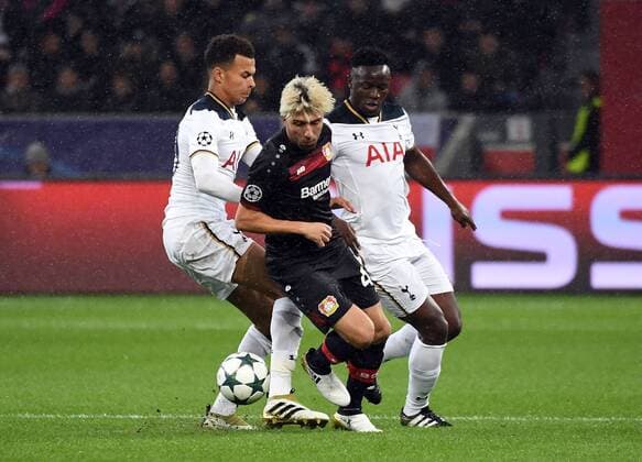 18.10.2016, xjhx, Fussball Champions League, Bayer 04 Leverkusen - Tottenham Hotspur, emspor , v.l. Dele Alli (Tottenham Hotspur), Kevin Kampl (Bayer Leverkusen), Victor Wanyama (Tottenham Hotspur) Leverkusen