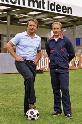 Wilhelm Langrehr li. Präsident vom TSV Havelse und Trainer Hans Siemensmeyer vom TSV - hier im September 1982