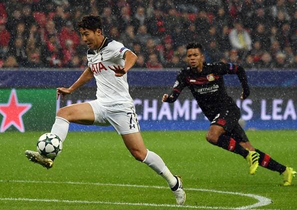 18.10.2016, xjhx, Fussball Champions League, Bayer 04 Leverkusen - Tottenham Hotspur, emspor , v.l. Heung-Min Son (Tottenham Hotspur), Benjamin Henrichs (Bayer Leverkusen) Leverkusen
