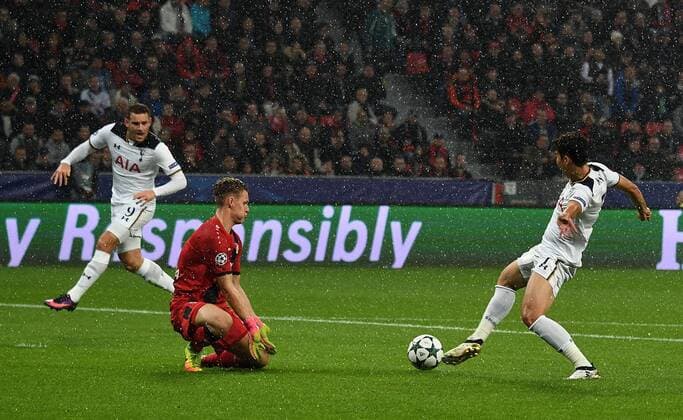 18.10.2016, xjhx, Fussball Champions League, Bayer 04 Leverkusen - Tottenham Hotspur, emspor , v.l. Vincent Janssen (Tottenham Hotspur), Bernd Leno (Bayer Leverkusen), Heung-Min Son (Tottenham Hotspur) Leverkusen